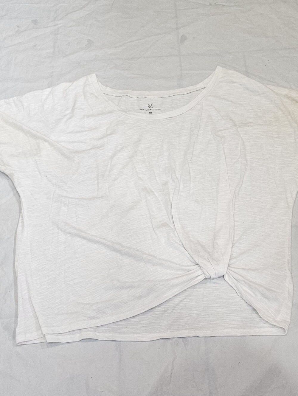 New York & Company White Knot-Front Crop Tee. Sz XL